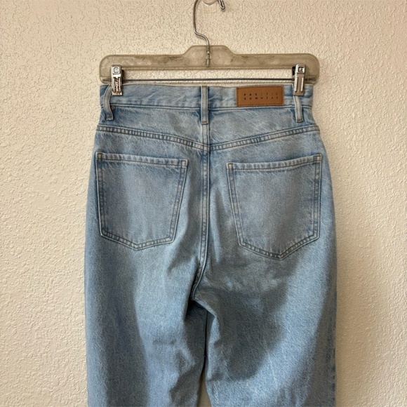 Pacsun Light Wash Distressed Knee High Waist Dad Jean Size 25 - Picture 6 of 10